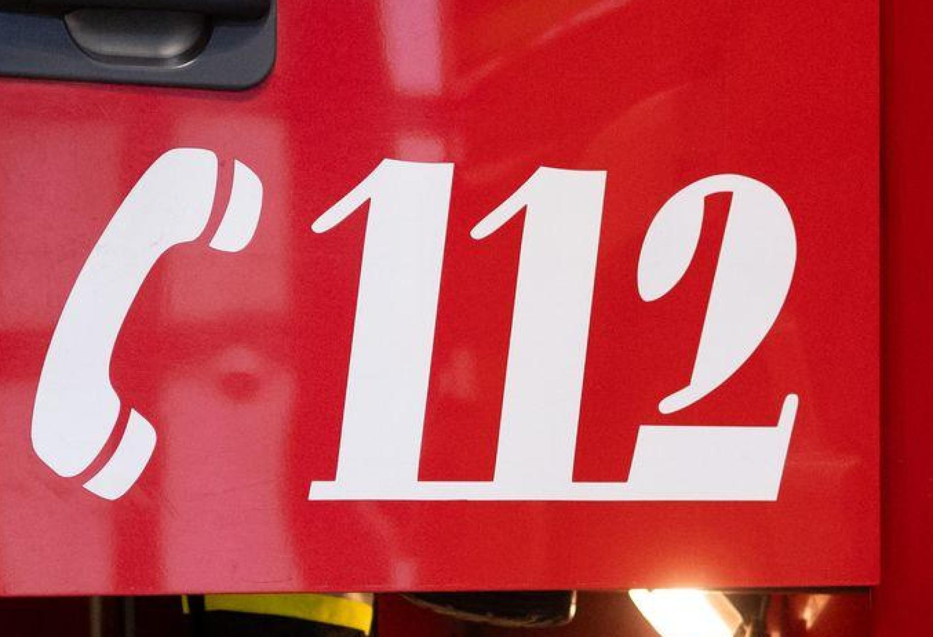 Die Feuerwehr konnte die beiden Gekenterten mit der Wasserschutzpolizei in den Vilshofener Hafen bringen. (Symbolbild) (Bild: Niklas Treppner/dpa)