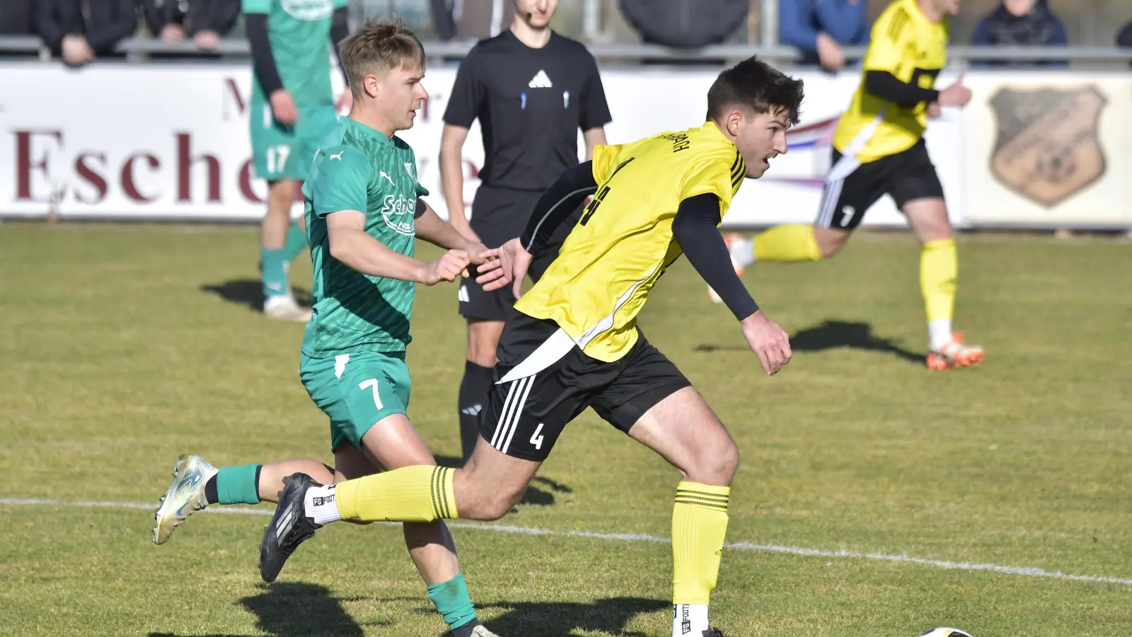 Simon Pirner (links) wechselt sich auf den letzten Drücker vom 1. FC Schlicht zur DJK Ammerthal. (Archivbild: Hubert Ziegler)