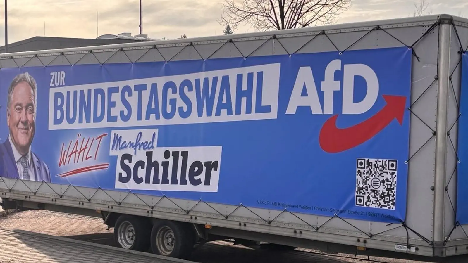 Mit diesem Anhänger wirbt die AfD um Stimmen bei der Bundestagswahl. Das Zugfahrzeug hat als Kfz-Kennzeichen „HH-45” - ein zweideutiges Kürzel mit Anklang an den Nationalsozialismus.  (Bild: Oberpfälzer Bündnis für Toleranz und Menschenrechte Weiden)