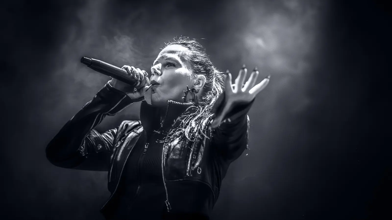 Metal-Sängerin Britta Görtz kommt für einen Workshop zu Metal-Gesangstechniken im Dezember nach Amberg. (Bild: Paul Verhagen)