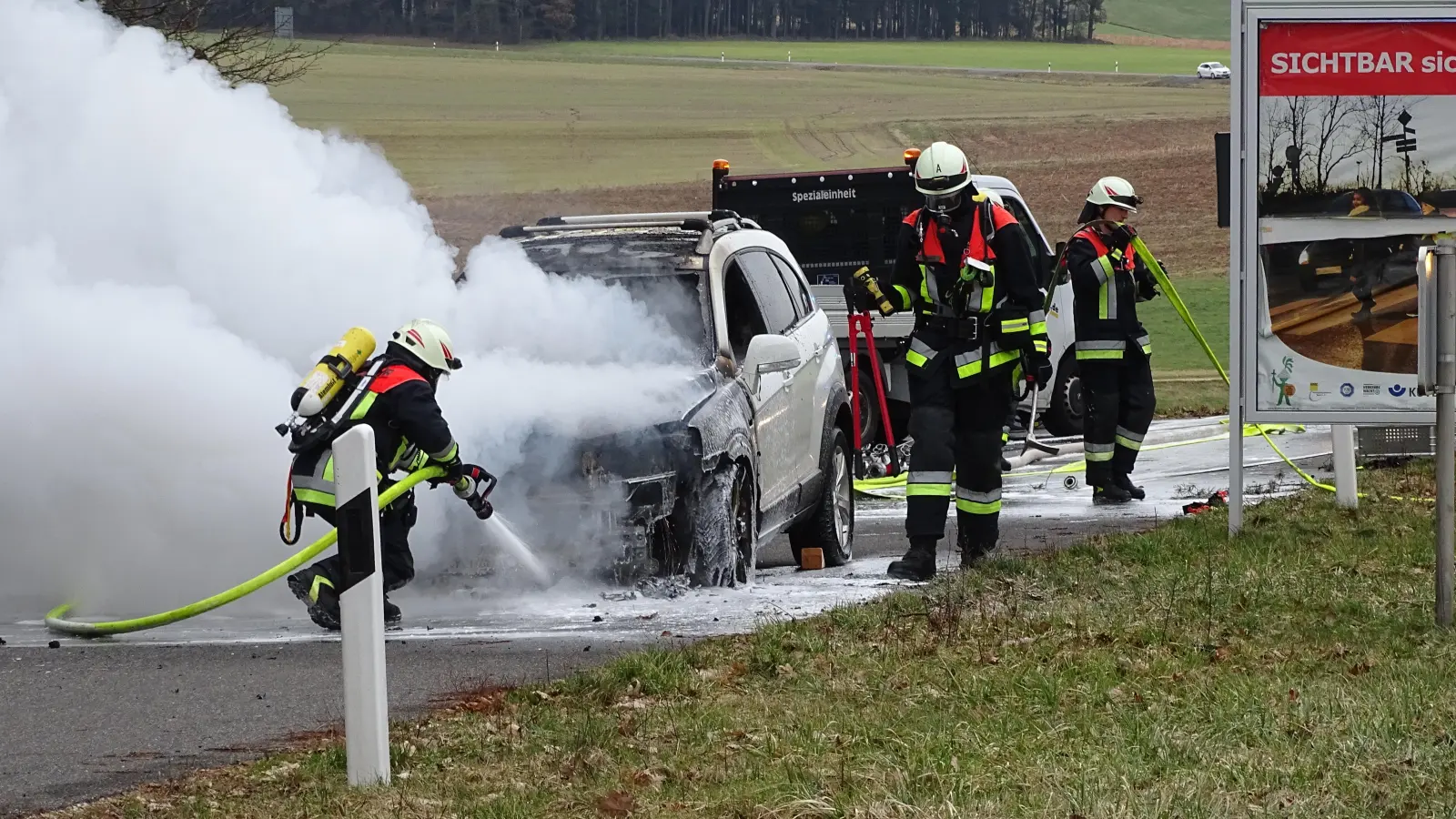 Ein Pkw brannte am Samstag, 10. Februar, auf dem Parkplatz der B 470 am Fuße des Pinzigbergs in der Nähe der Ortschaft Reichenbach (Stadt Auerbach) weitgehend aus.  (Bild: ll)