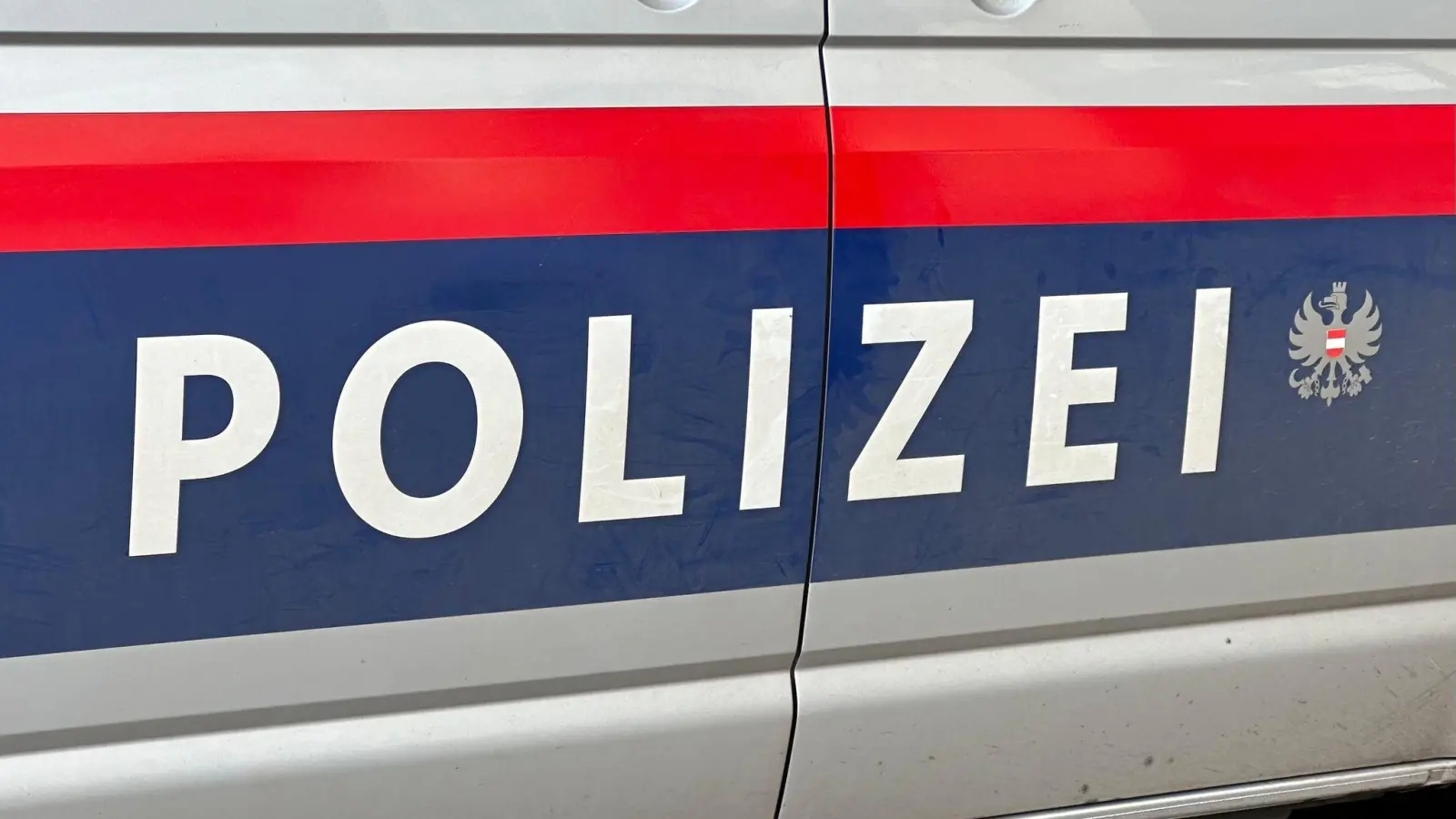 Die Polizei in Österreich ermittelt, wie genau es zum Zusammenstoß in der Luft kam. (Symbolbild: Matthias Röder/dpa)