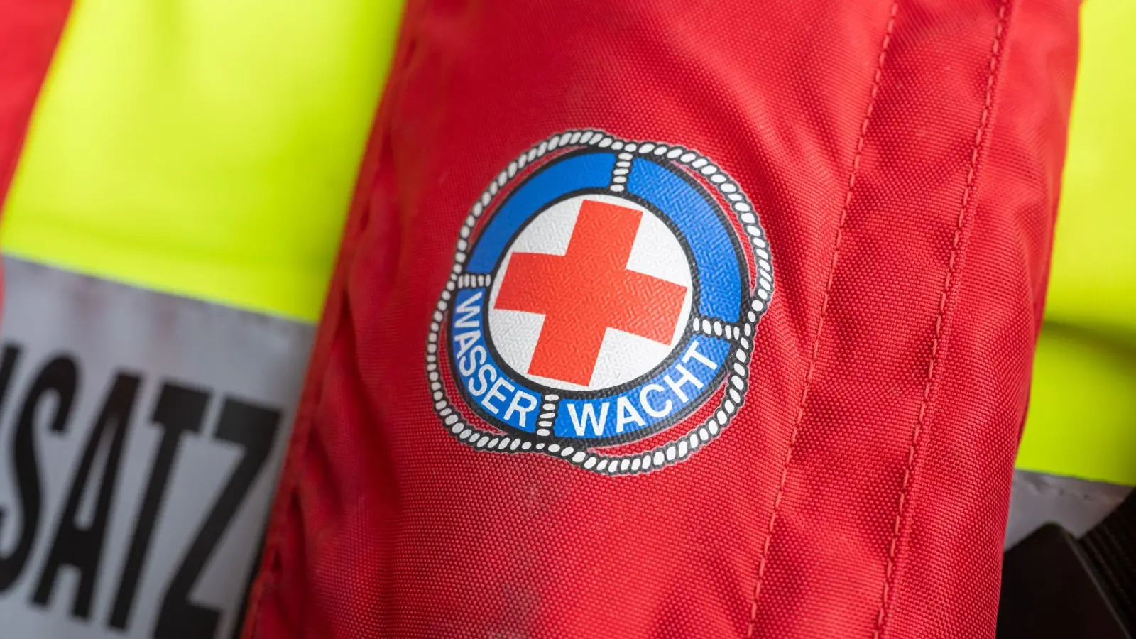 Der 23-Jährige wurde noch erfolglos reanimiert. (Symbolbild) (Bild: Peter Kneffel/dpa)