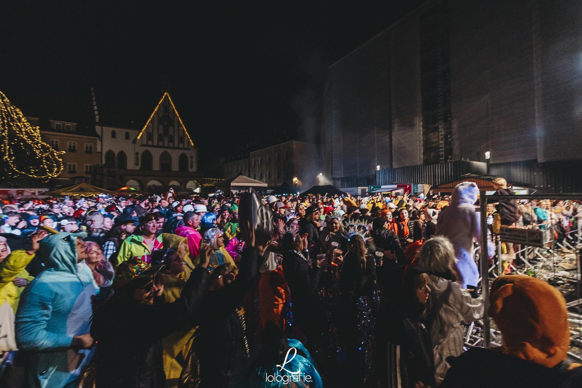 Hexennacht in Amberg. Die Fotos vom Weiberfasching am Marktplatz, exklusiv auf Amberg24.de (Bild: Lolografie)