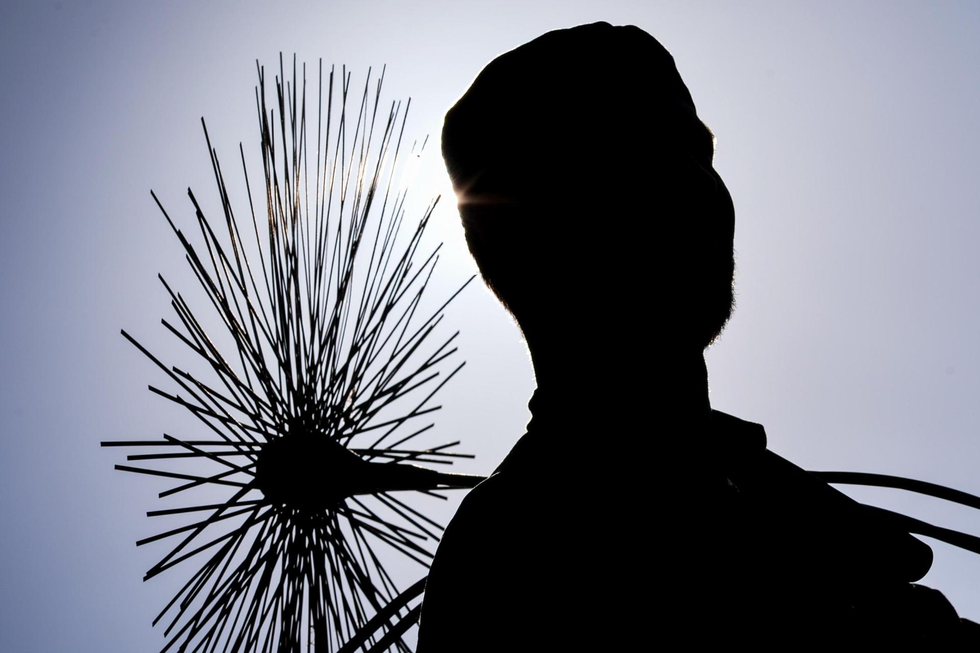 Ein Kaminkehrer konnte erst mit Hilfe der Polizei seine Arbeit verrichten. <br> (Bild: David Ebener/dpa)