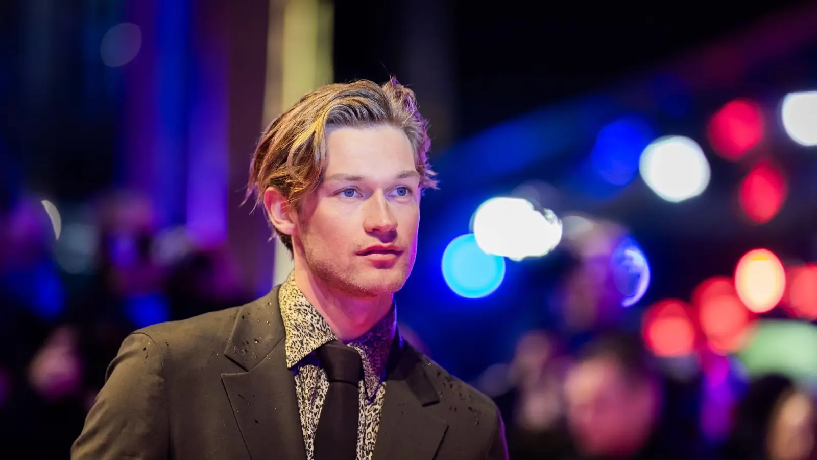 Damian Hardung ist Star der Romanze „Maxton Hall“. (Bild: Christoph Soeder/dpa)