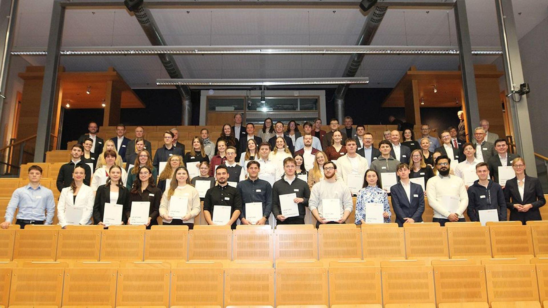 Im Deutschlandstipendium-Förderjahr 2025/2026 werden 52 Stipendiatinnen und Stipendiaten von Unternehmen, Stiftungen und Vereinen unterstützt. (Bild: OTH Amberg-Weiden/Sonja Wiesel)