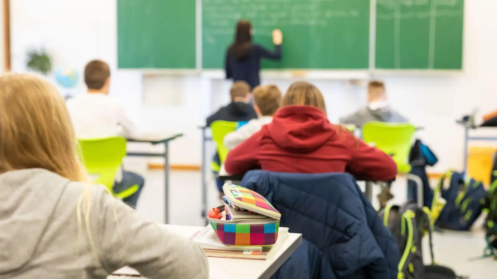 Mit den Leistungen von Schülerinnen und Schülern in Deutschland geht es laut Bildungsstudien bergab. (Bild: Philipp von Ditfurth/dpa)