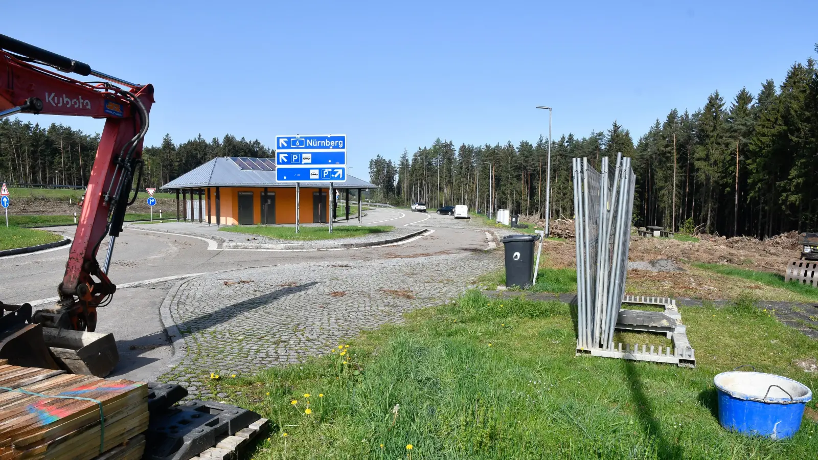 Zur Verbesserung des Parkplatzangebotes an der A6 werden bis Ende 2025 die beiden vorhandenen unbewirtschafteten Rastanlagen mit WC-Gebäuden (PWC-Anlagen Laubenschlag Nord und Süd) zwischen den Anschlussstellen Amberg-West und Amberg-Süd neu hergestellt. (Bild: Petra Hartl)