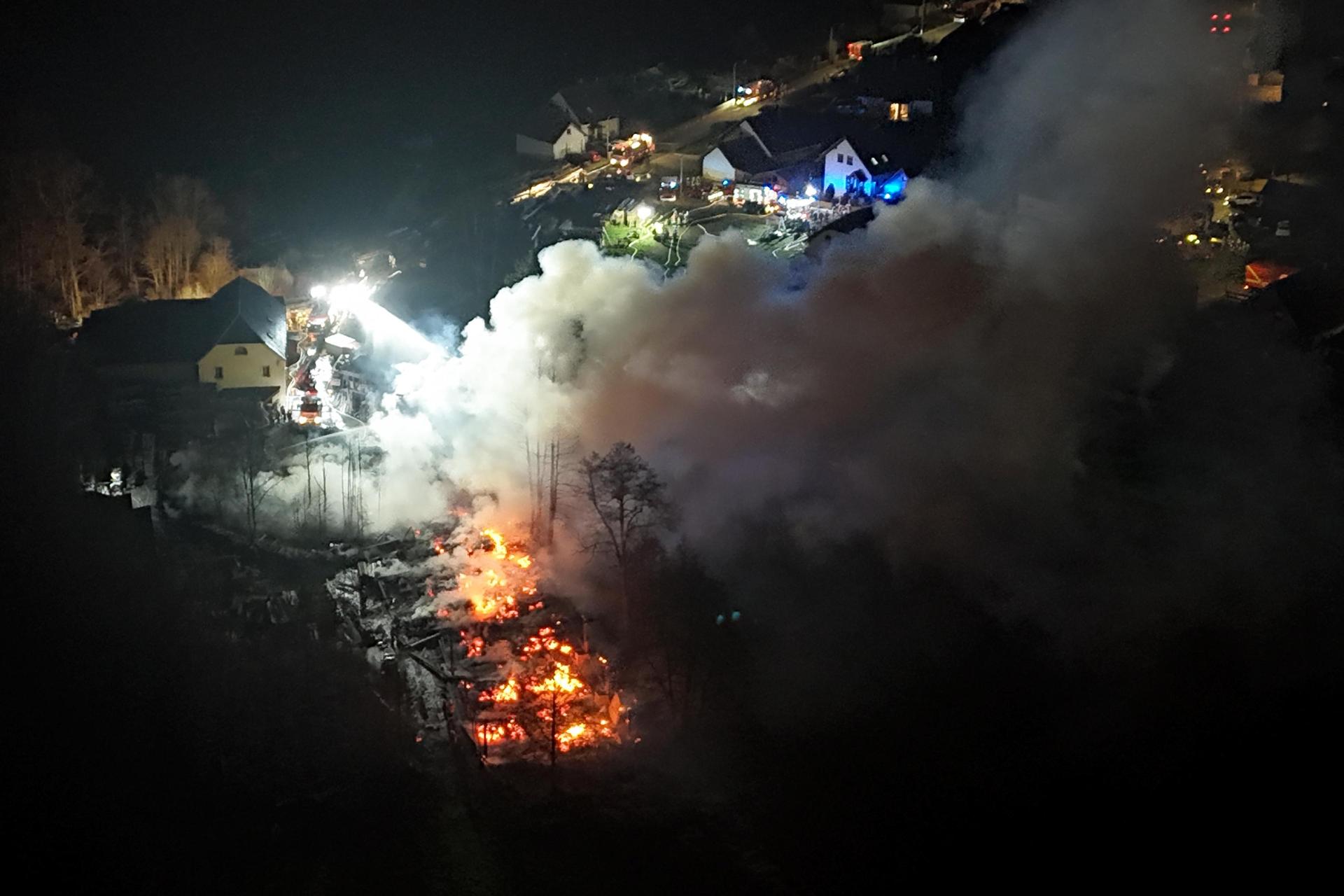 Einsatzkräfte von Feuerwehren sind beim Brand eines Sägewerks im Fichtelgebirge im Einsatz. Das Feuer löste einen Großeinsatz aus, insgesamt waren 235 Einsatzkräfte vor Ort. Das Feuer sei aus bislang unklaren Gründen in der Nacht ausgebrochen, sagte ein Polizeisprecher. (Bild: Stephan Fricke/dpa/NEWS5)