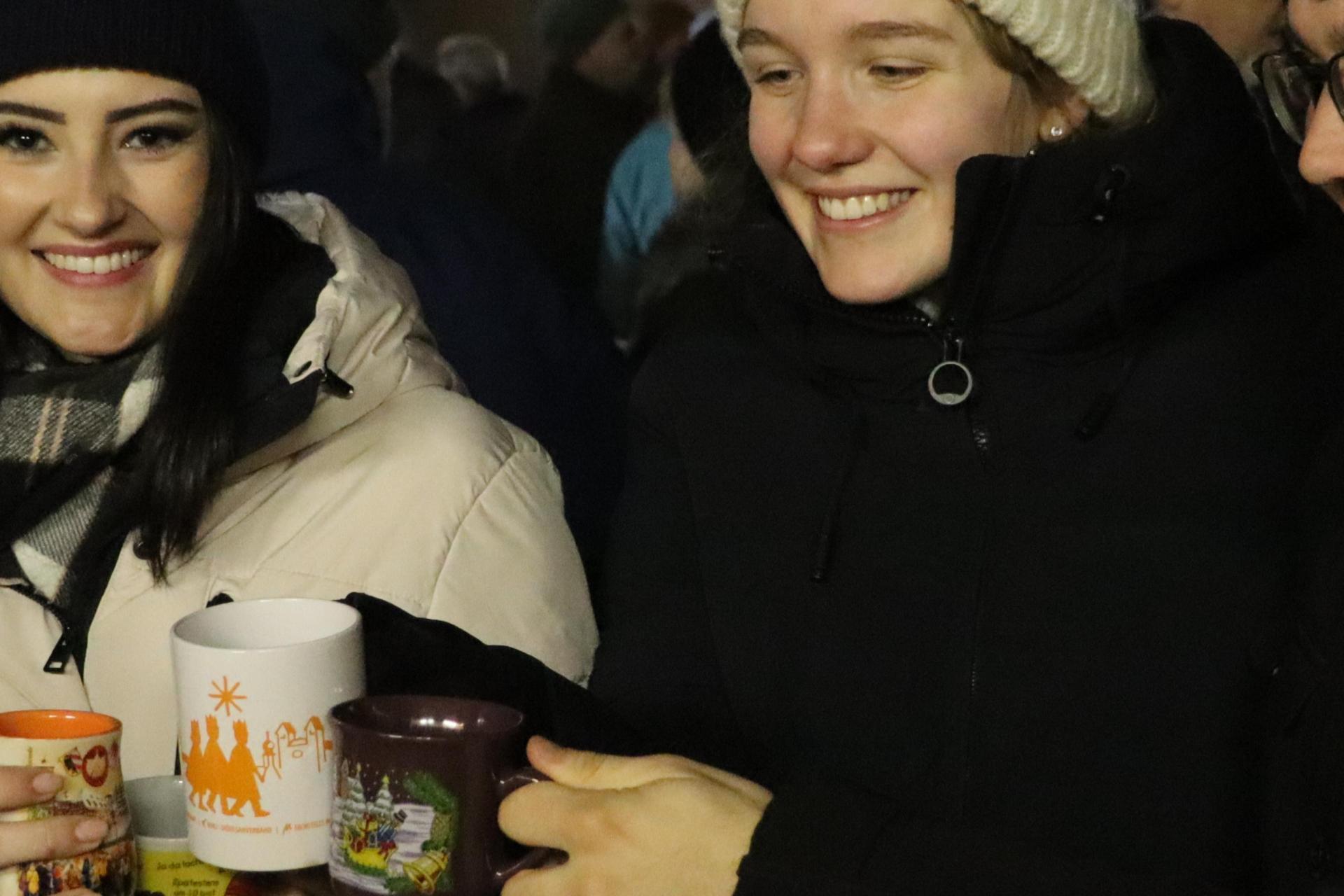 Bei einer Tasse Glühwein oder Kinderpunsch stimmten sich viele Besucher auf dem Riedener Adventsmarkt auf die Vorweihnachtszeit ein. (Bild: mrr)