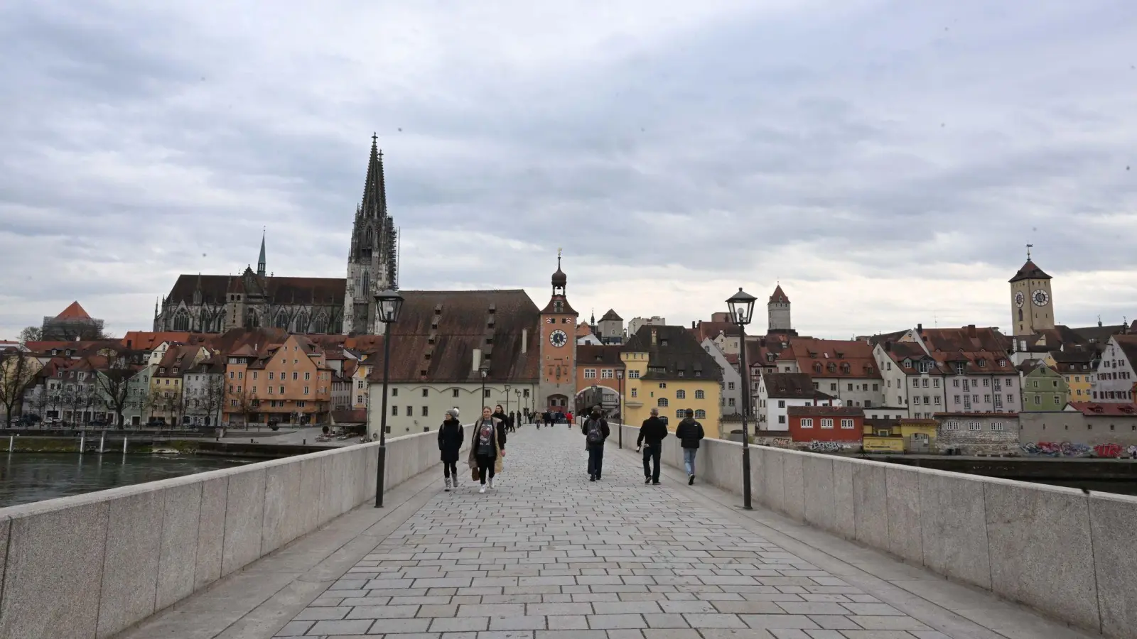 Ein 28-Jähriger soll einen 20-Jährigen im Streit über die Brüstung der Steinernen Brücke in Regensburg geschubst haben. (Symbolbild: Felix Hörhager/dpa/Archivbild)