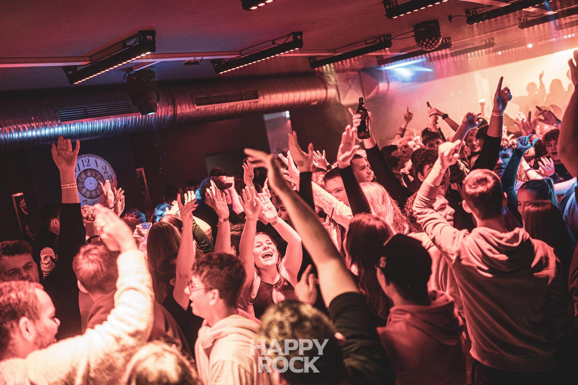 Feiern am 23. Dezember. Das Happy Rock glüht für Weihnachten vor. (Bild: Martin Sponsel)