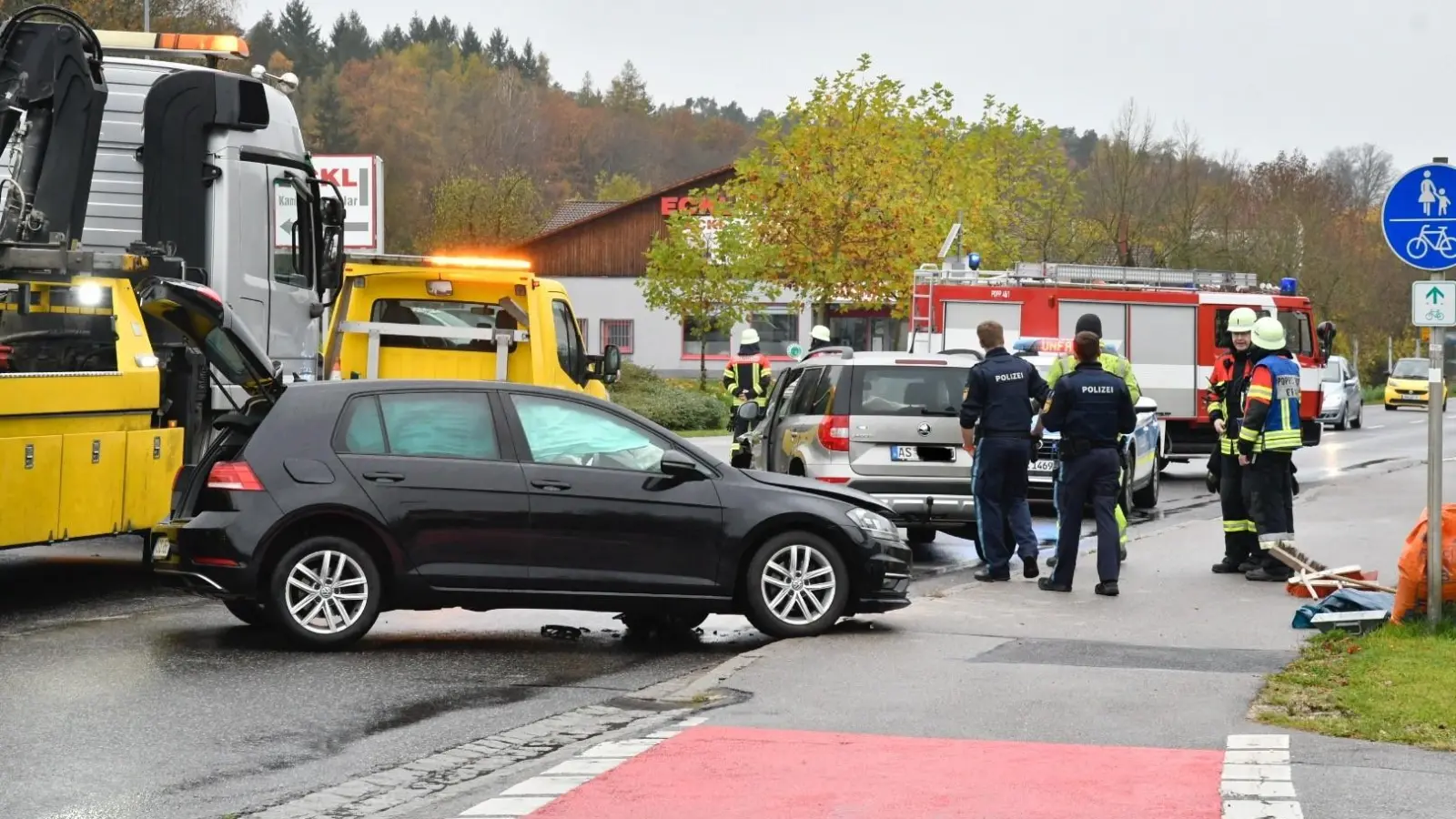 In Höhe der Einfahrt Bubenhöhe stießen am Donnerstag, 14. November, zum Autos zusammen, was zu einer kompletten Sperrung der Rosenberger Straße (Staatsstraße 2040) führte. (Bild: Petra Hartl)