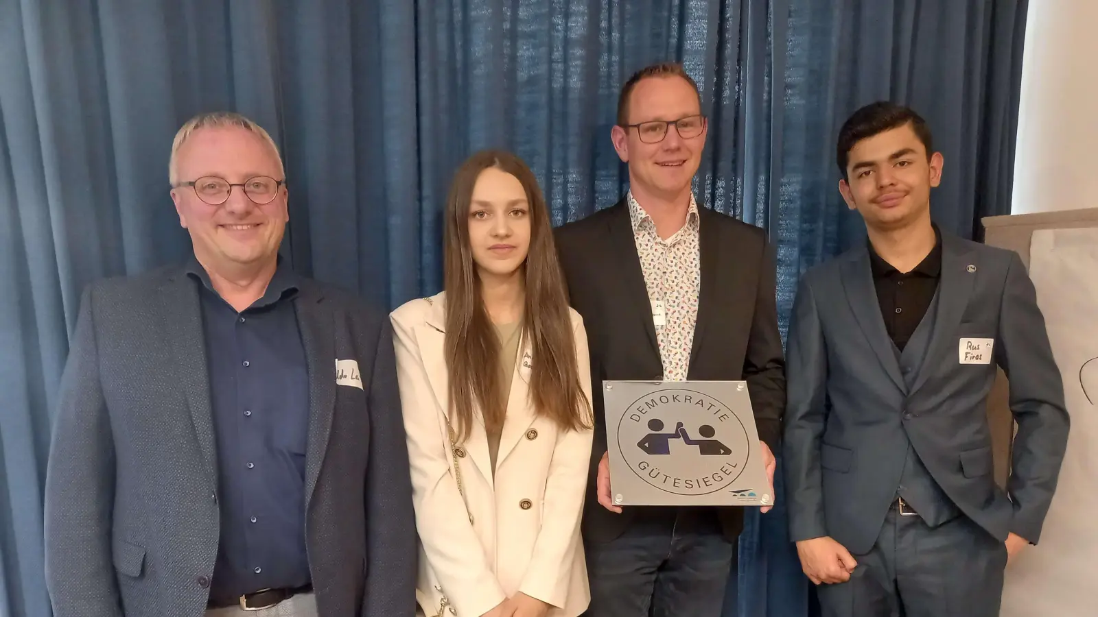 Bei der Übergabe (von links): Rektor Udo Leitz, Schülersprecherin Anastasia Gerlach, Initiator Christoph Hollweck, Rus Firas, 3. Schülersprecher. (Bild: Alexandra Ochs, Landeszentrale für politische Bildung/exb)