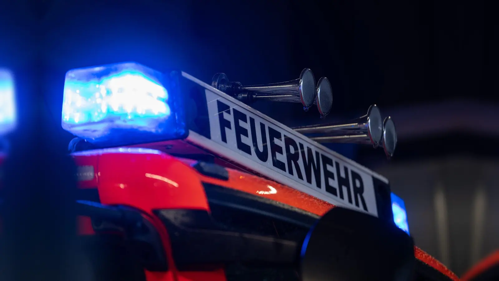 In Laubberg hat ein Müllhaufen angefangen zu brennen. Die Feuerwehr hatte das schnell im Griff.  (Symbolbild: Marijan Murat/dpa)