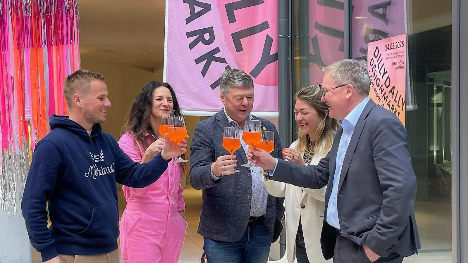 Ein Prost auf den neuen Dilly-Dally-Designmarkt mit Shopping Day in der Amberger Altstadt (von links): Florian Haller (Drei Höfe), Tanja Schuster (Dilly Dally), der Geschäftsführer der Wirtschaftsförderung Amberg (WifAm) Karlheinz Brandelik, Miriam Dettling (WifAm) und Oberbürgermeister Michael Cerny. (Bild: Susanne Schwab)