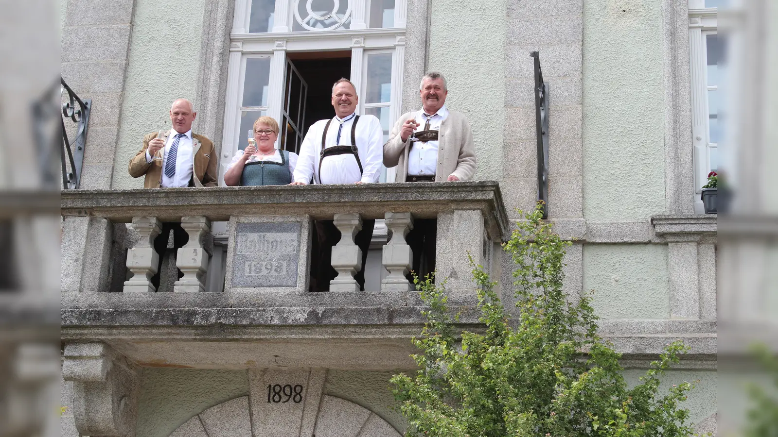 Das Paar stößt nach der Trauung auf dem Balkon des Rathauses mit Sekt an. (Bild: Susanne Forster)