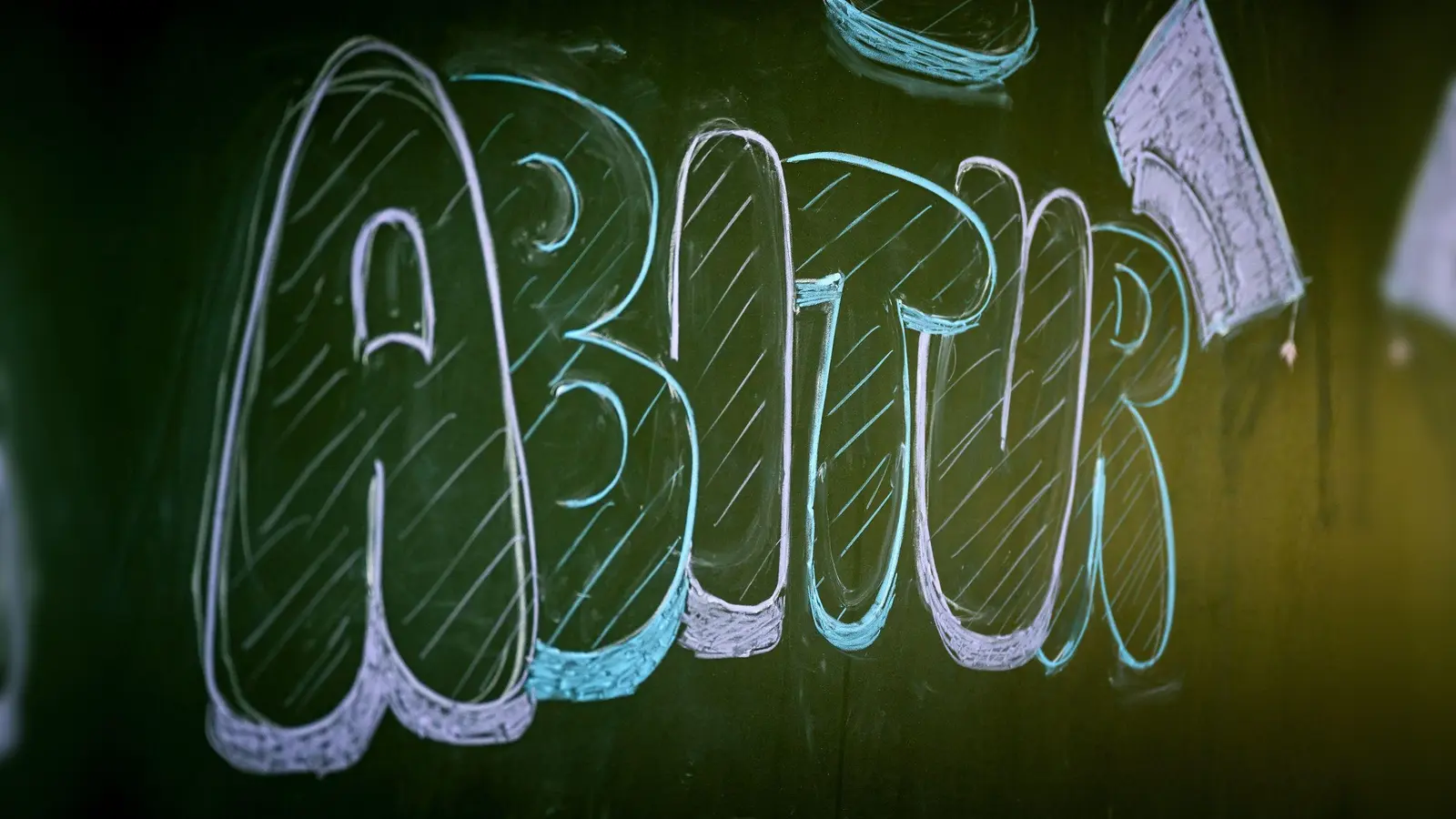 Bei den diesjährigen Abiturprüfungen gab es keine Erleichterungen mehr. (Symbolbild: Sina Schuldt/dpa/Symbolbild)