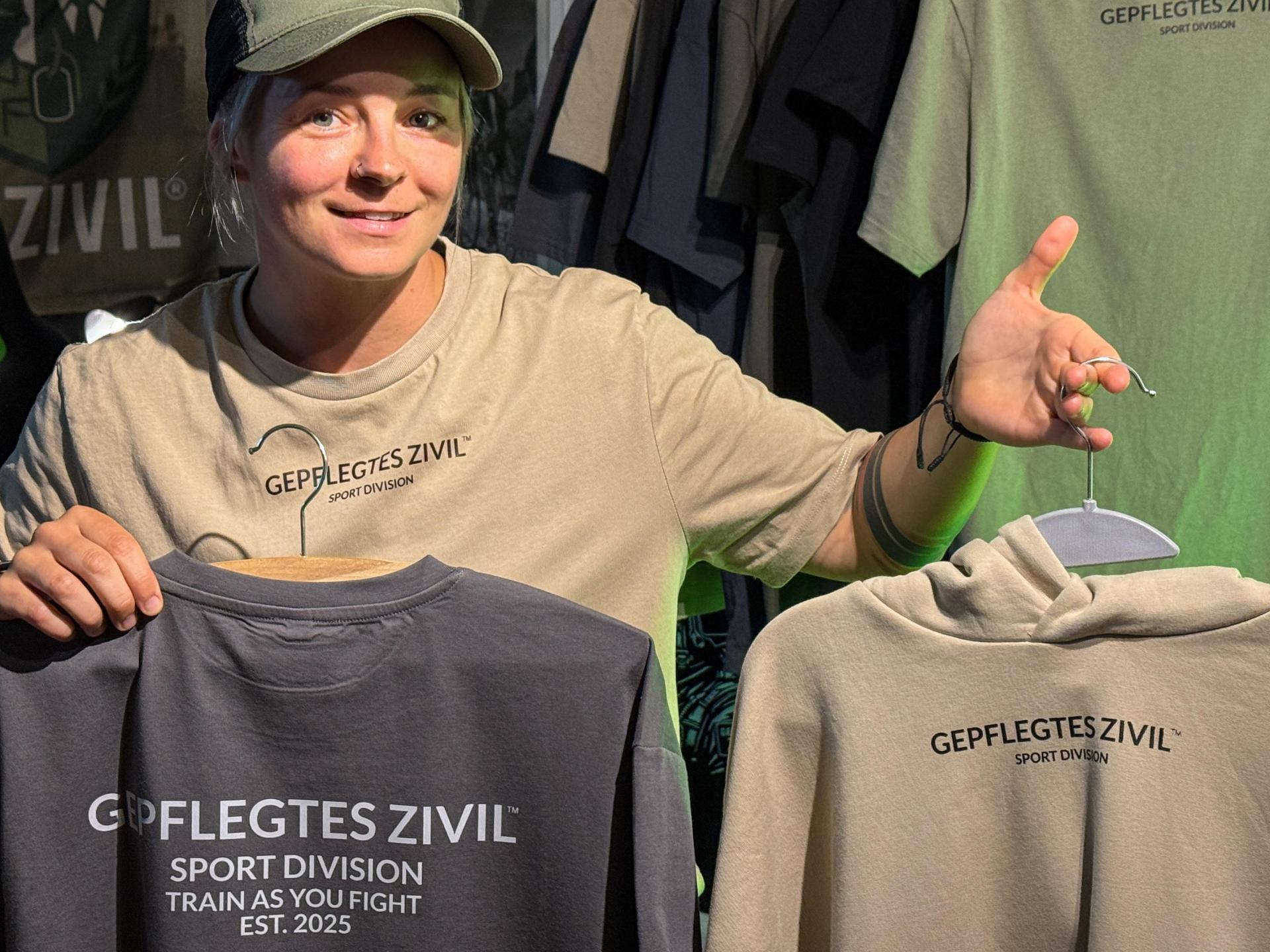 Katharina Fleischmann aus Hirschau ist Soldatin und machte aus dem Bundeswehr-Begriff „Gepflegtes Zivil“ eine Modemarke. (Bild: Petra Hartl)