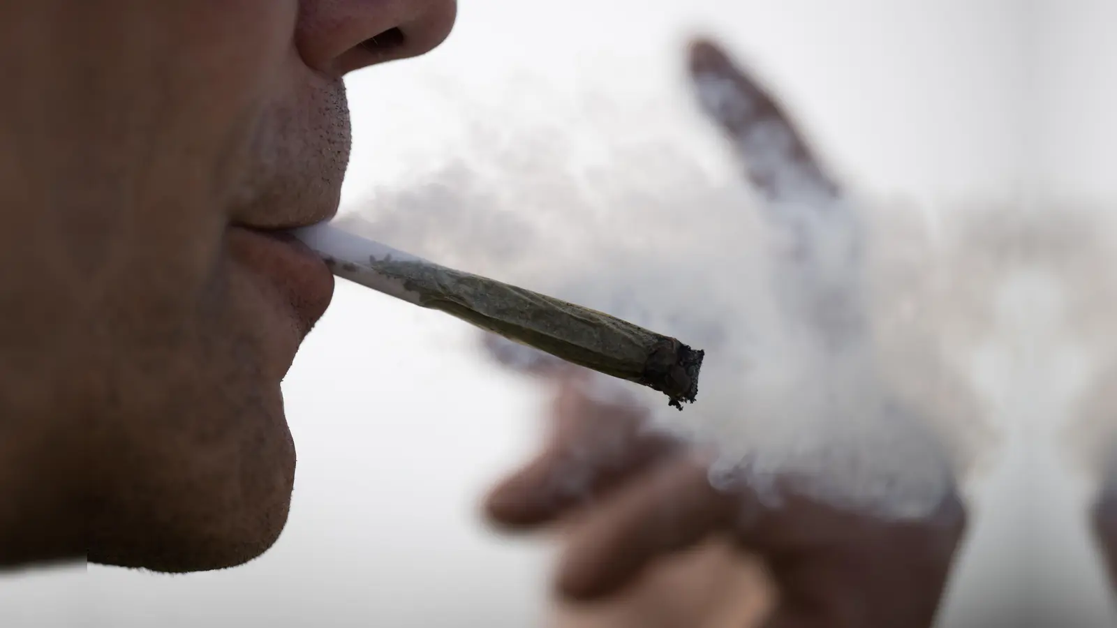 Die Oberpfälzer Polizei beschreibt den Start der Cannabis-Legalisierung zum 1. April als „ruhig”. (Symbolbild: Sebastian Gollnow/dpa)