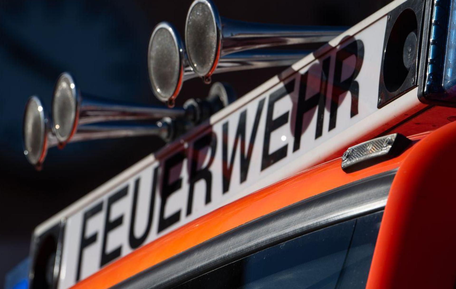 Ein 59-jähriger Mann setzt in Seugast versehentlich die Hecke seines Nachbarn in Brand.  (Symbolbild: Marijan Murat/dpa)