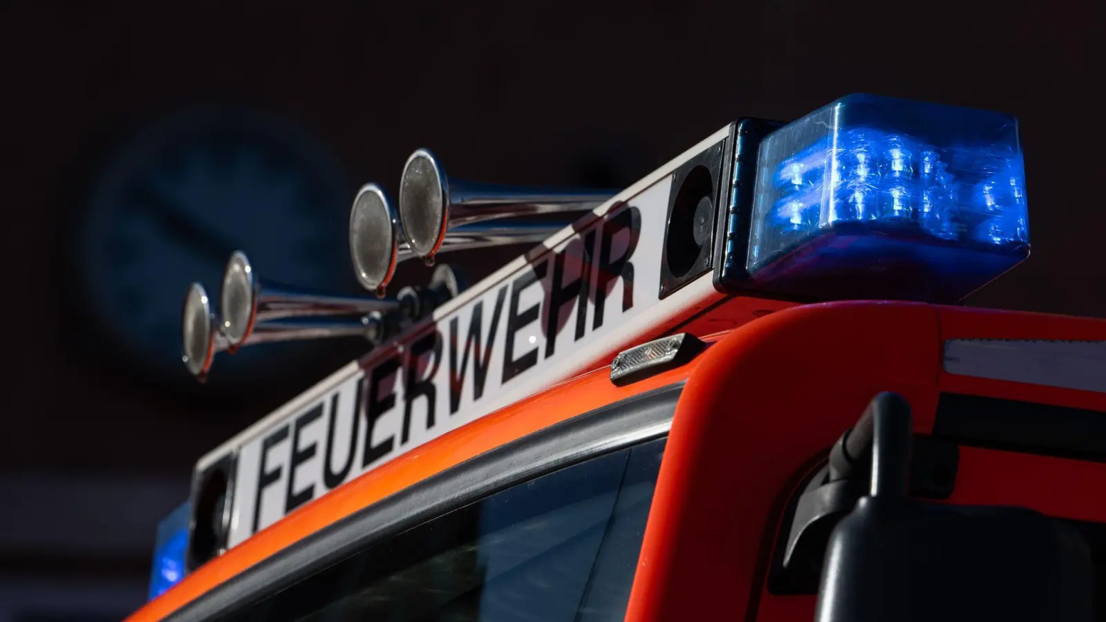 Bei Pesensricht (Gemeinde Illschwang) ist es am Sonntagmorgen zu einem Unfall mit hohem Schaden gekommen.  (Symbolbild: Marijan Murat/dpa)
