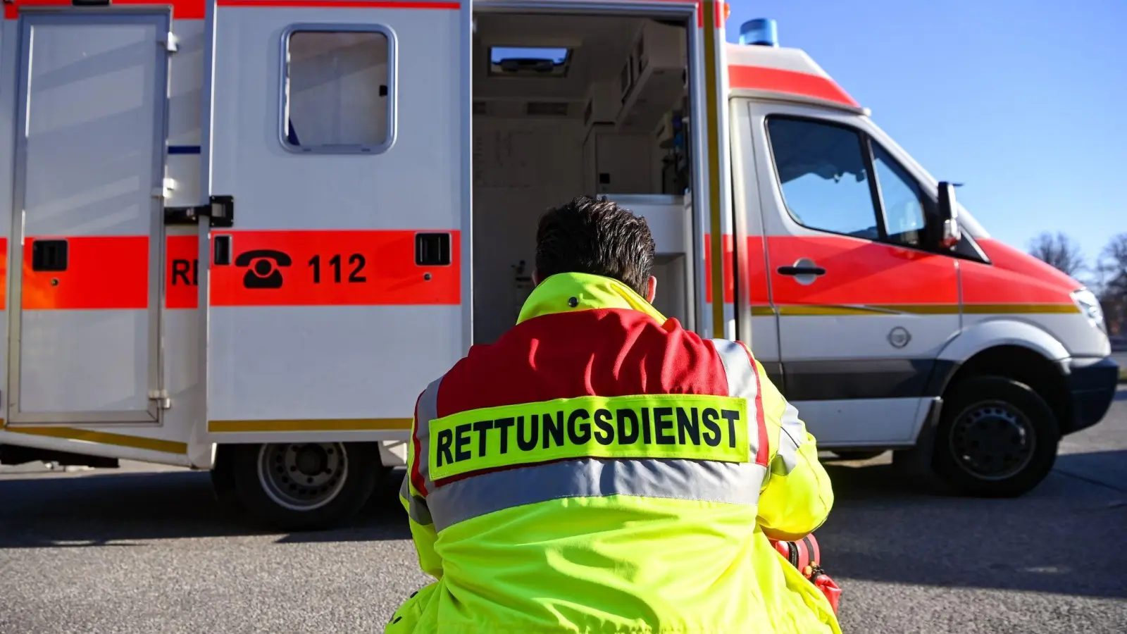 Ein 58-Jähriger ist bei einem Unfall in Neukirchen gestorben. (Symbolbild: Jens Kalaene/dpa/Symbolbild)