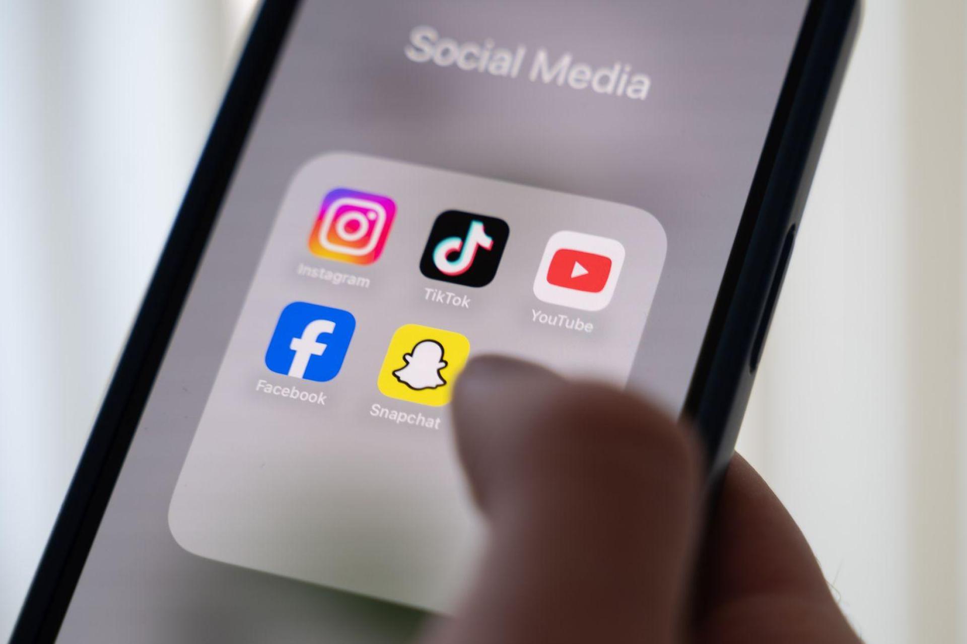 Für eine geplante Handreichung zu Umgangsregeln in sozialen Medien lässt sich der Deutsche Knigge-Rat von Schülern beraten. (Symbolbild) (Bild: Alicia Windzio/dpa)