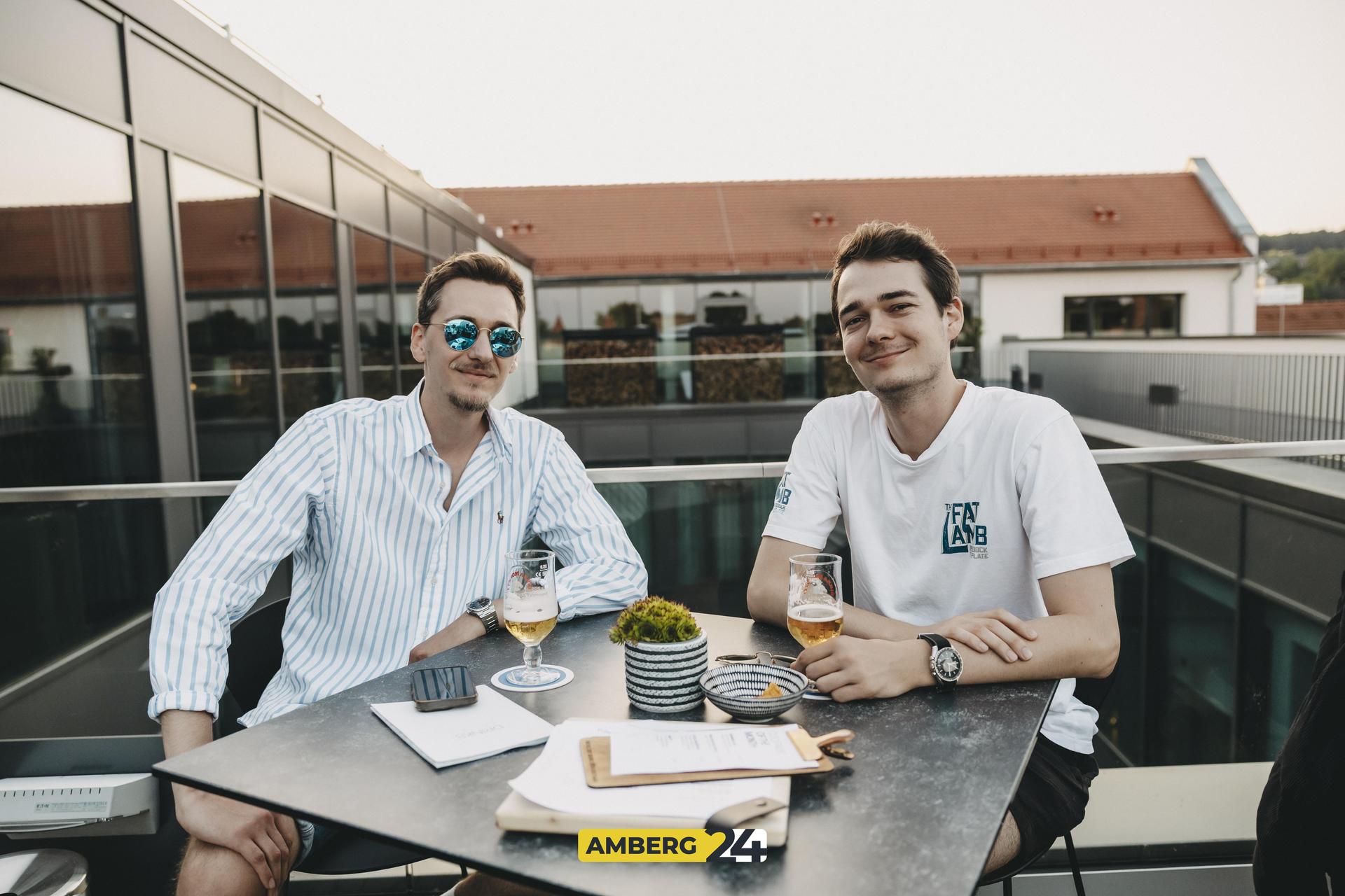 Ein Drink in der Hand, die Sonnenbrille auf der Nase und hinter der Stadt geht die Sonne unter – das ist der Vibe vom Sundowner in der Walküre Skybar. Das sind die besten Fotos vom Abend. (Bild: Lolografie)