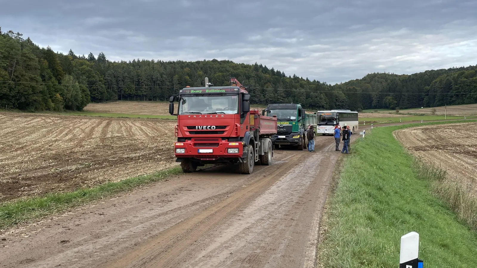 Für zwei Lastwagen und einen Bus gibt es auf der stark verschmutzten Straße kein Vorwärtskommen mehr.  (Bild: Polizei Sulzbach-Rosenberg)