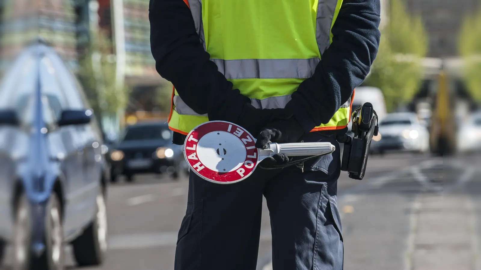 Die Polizei in Weiden kontrolliert einen 16-Jährigen Rollerfahrer, der auffällig schnell unterwegs ist.  (Bild: Paul Zinken/dpa)