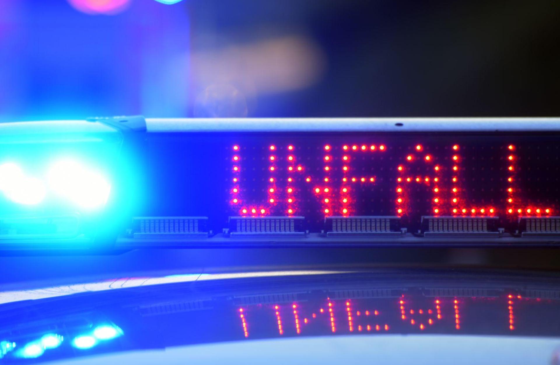 Die Polizei sperrte die Autobahn 6 am Donnerstagmorgen in beide Richtungen. (Symbolbild: Stefan Puchner/dpa)