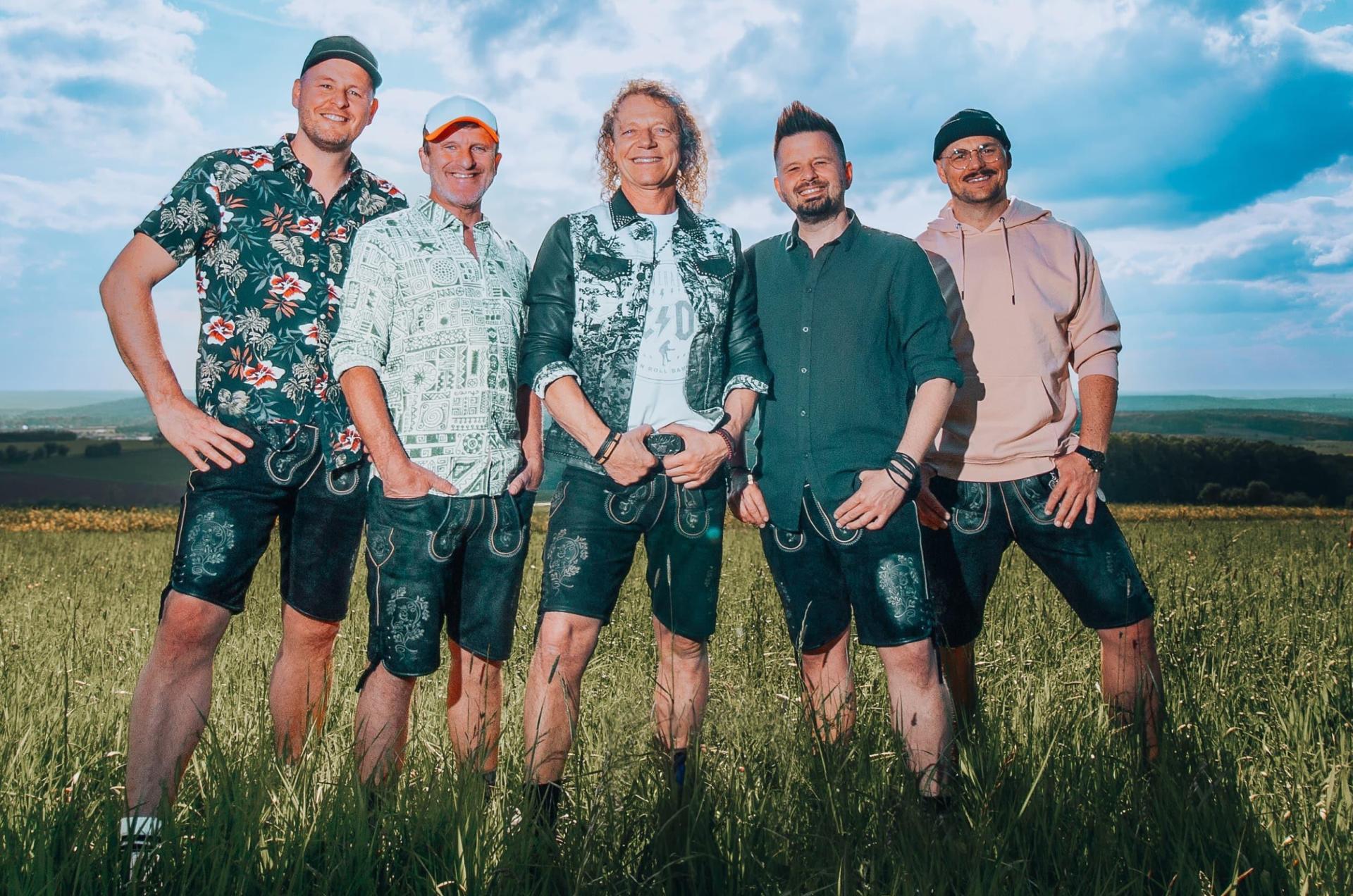 Die Troglauer beim Videodreh bei Weha. Ihren 20. Geburtstag feiern sie am 13. Juli in Kemnath. (Archivbild: Troglauer/exb)