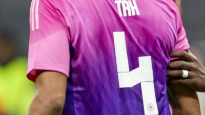 Deutschlands Jonathan Tah trägt das Adidas-Trikot mit der Rückennummer 4. (Bild: Christian Charisius/dpa)