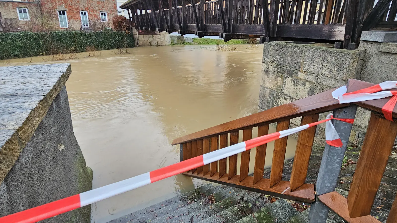 Die Vils erreicht in Amberg Hochwasser-Meldestufe 3.  (Bild: blm)