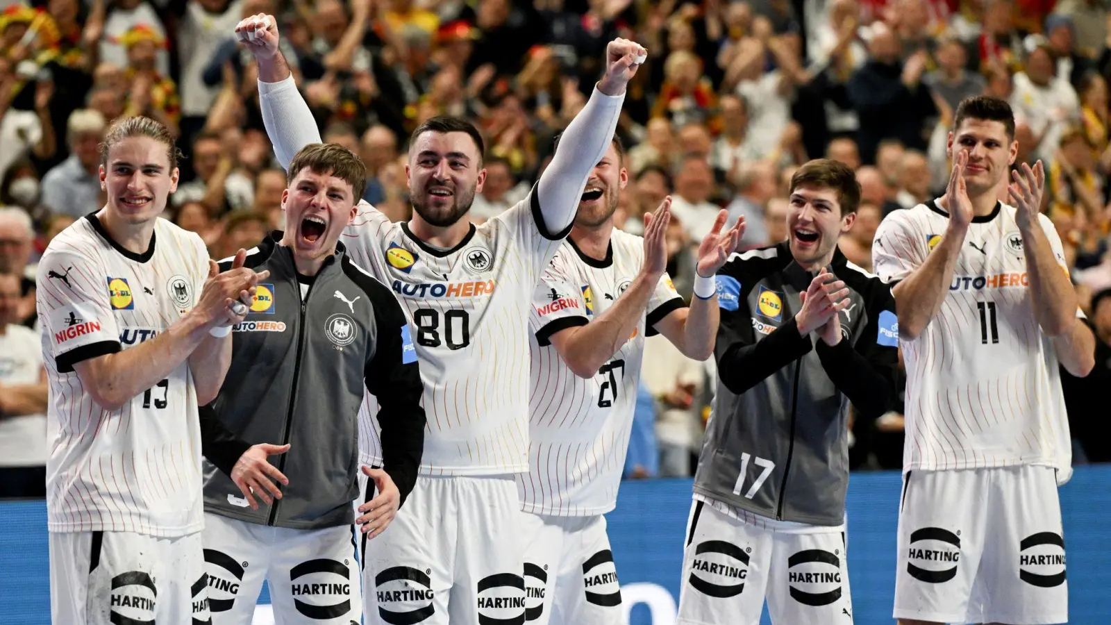Die DHB-Auswahl steht durch die Niederlagen Österreichs und Ungarns im Halbfinale. (Bild: Federico Gambarini/dpa)