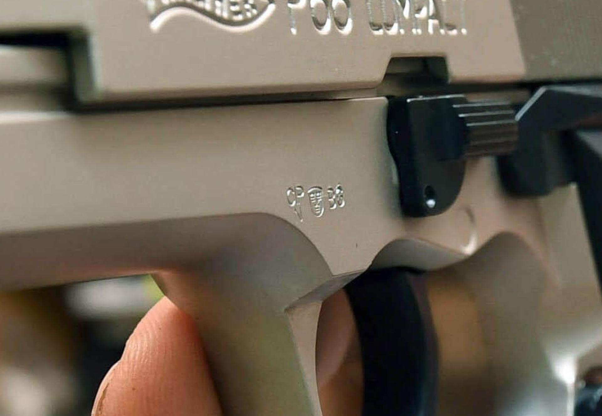 In Weidhausen bei Coburg haben Unbekannte zwei Jugendliche mit einer Schreckschusswaffe angegriffen.  (Symbolbild: Uli Deck /dpa)