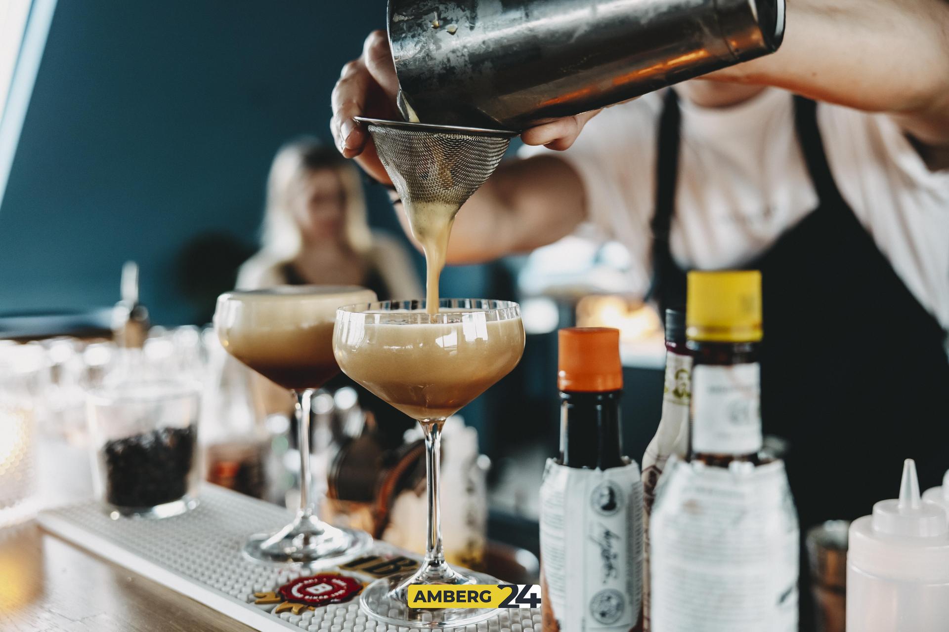 Ein Drink in der Hand, die Sonnenbrille auf der Nase und hinter der Stadt geht die Sonne unter – das ist der Vibe vom Sundowner in der Walküre Skybar. Das sind die besten Fotos vom Abend. (Bild: Lolografie)