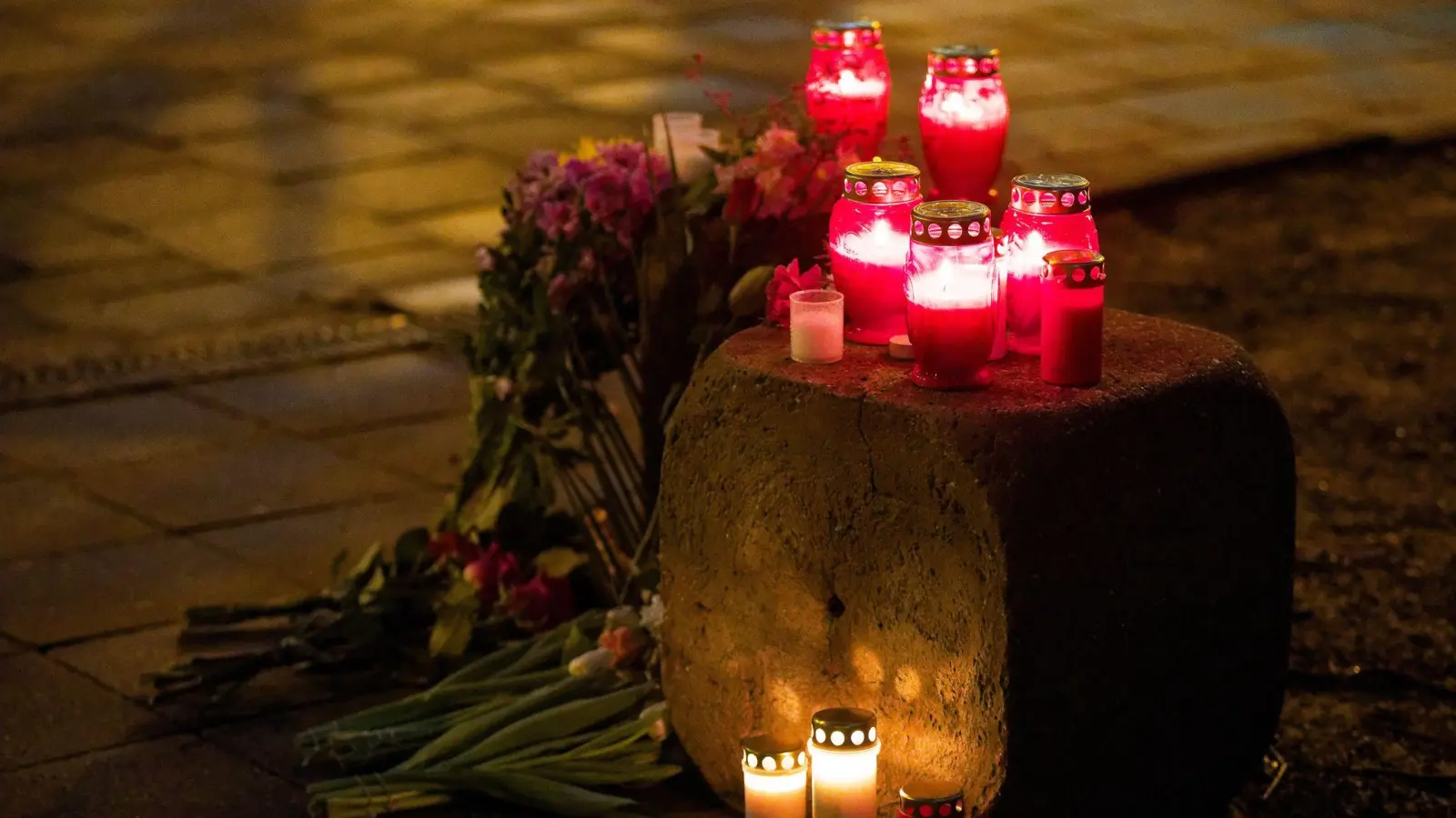 Menschen haben Kerzen aufgestellt. (Bild: Tizian Gerbing/dpa)