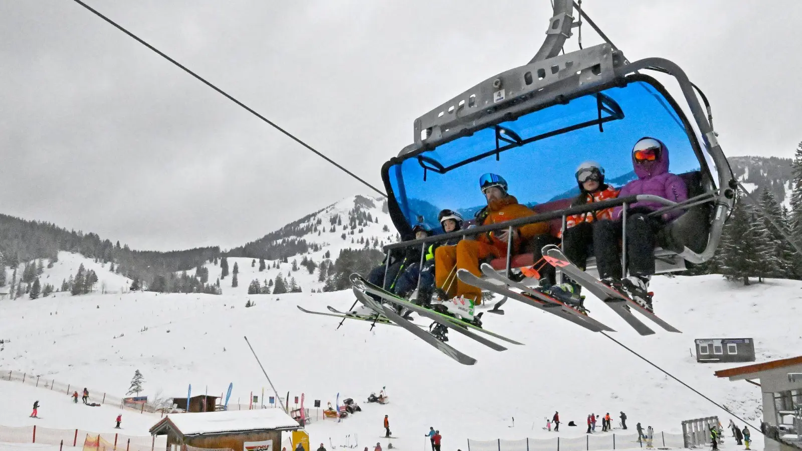 Inzwischen sind zahlreiche Skigebiete in Bayern zumindest teilweise in Betrieb.  (Bild: Uwe Lein/dpa)