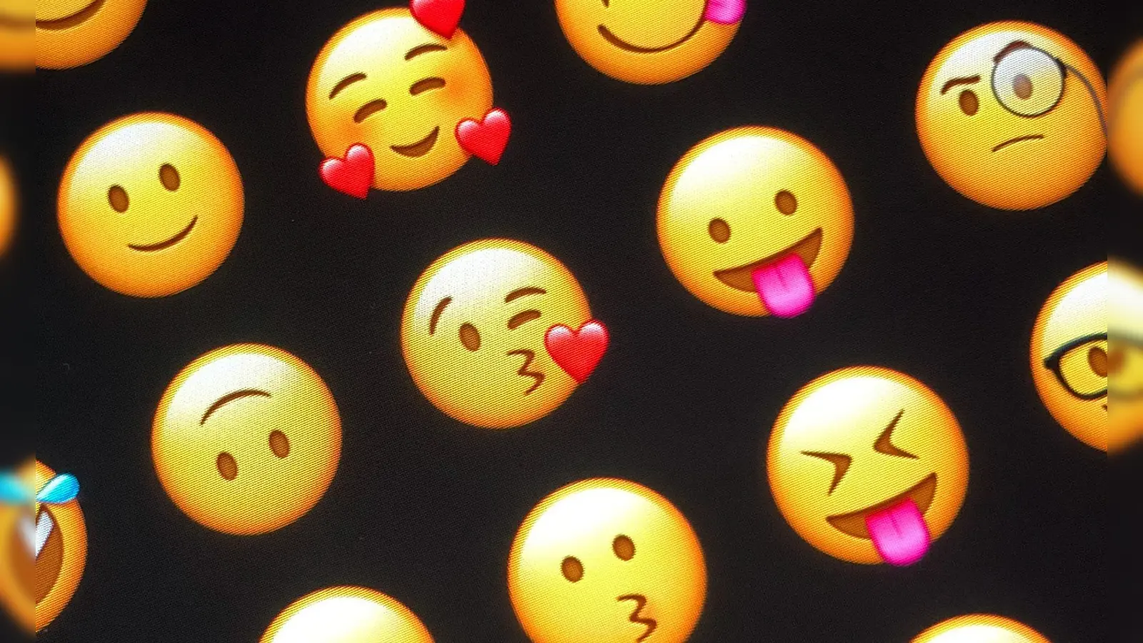 Es gibt schon sehr viele Emojis. Doch es kommen noch immer welche hinzu. (Symbolbild) (Bild: Jörg Carstensen/dpa)