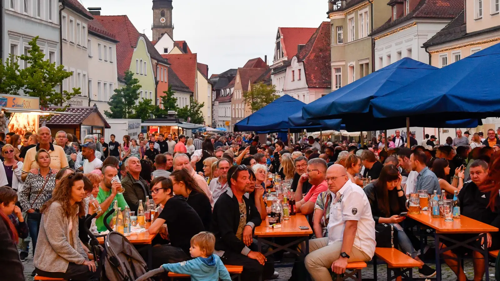 So wie am Altstadtfest in Amberg 2024 dürfte es heuer auch am Malteserplatz werden. (Archivbild: Petra Hartl)