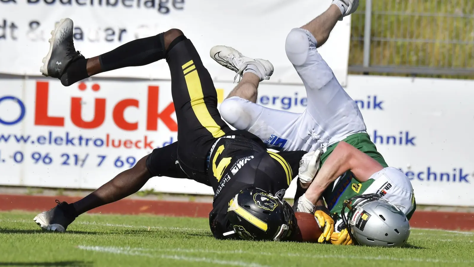 Mit allerletztem Einsatz sicherten sich Amberg Mad Bulldogs (schwarze Trikots) den ersehnten Heimsieg gegen Landsberg X-Press. (Bild: Hubert Ziegler)