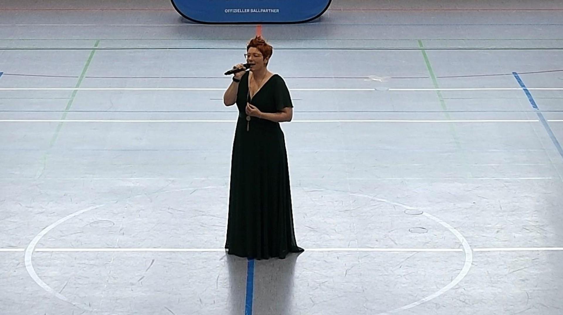 Kurz vor dem Start stellten sich die beteiligten Mannschaften in der Halle auf. (Bild: gsp)