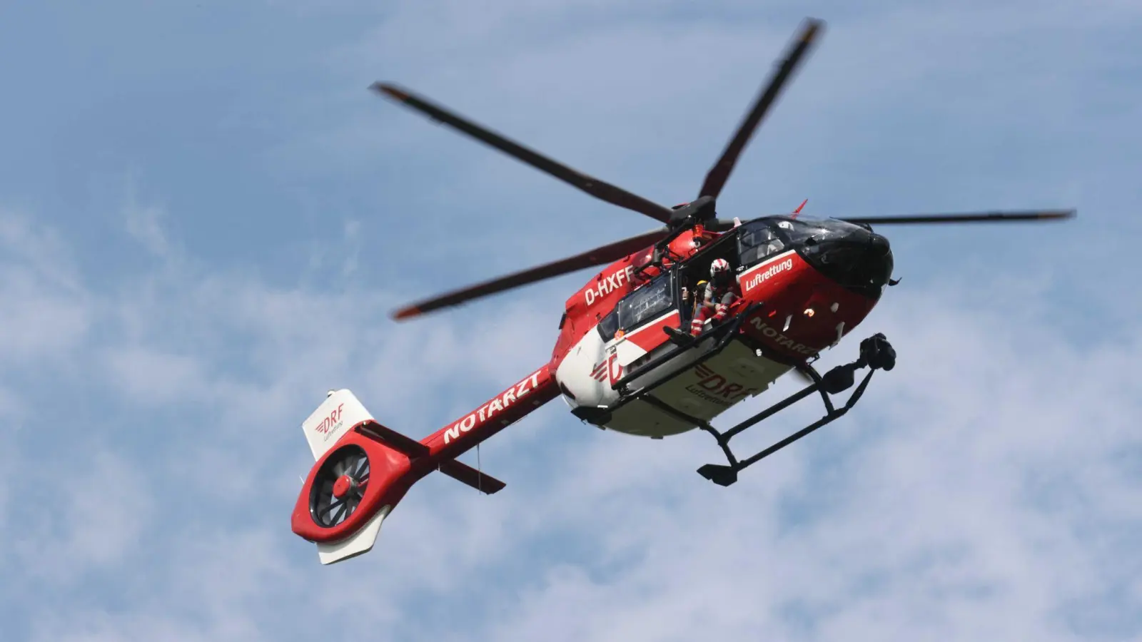 Mit einem Rettungshubschrauber musste am Sonntag ein 59-jähriger Mann, der in Amberg von einem Balkon gestürzt war, in ein Krankenhaus geflogen werden. (Symbolbild: Bodo Schackow/dpa)