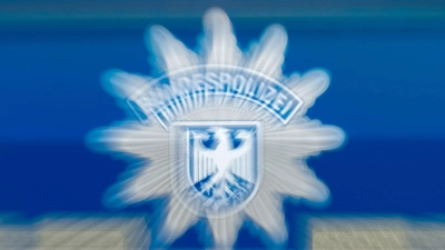 Der Schriftzug Bundespolizei ist bei veränderlicher Brennweite auf einem Einsatzwagen zu sehen. (Bild: Matthias Rietschel/dpa-Zentralbild/dpa)