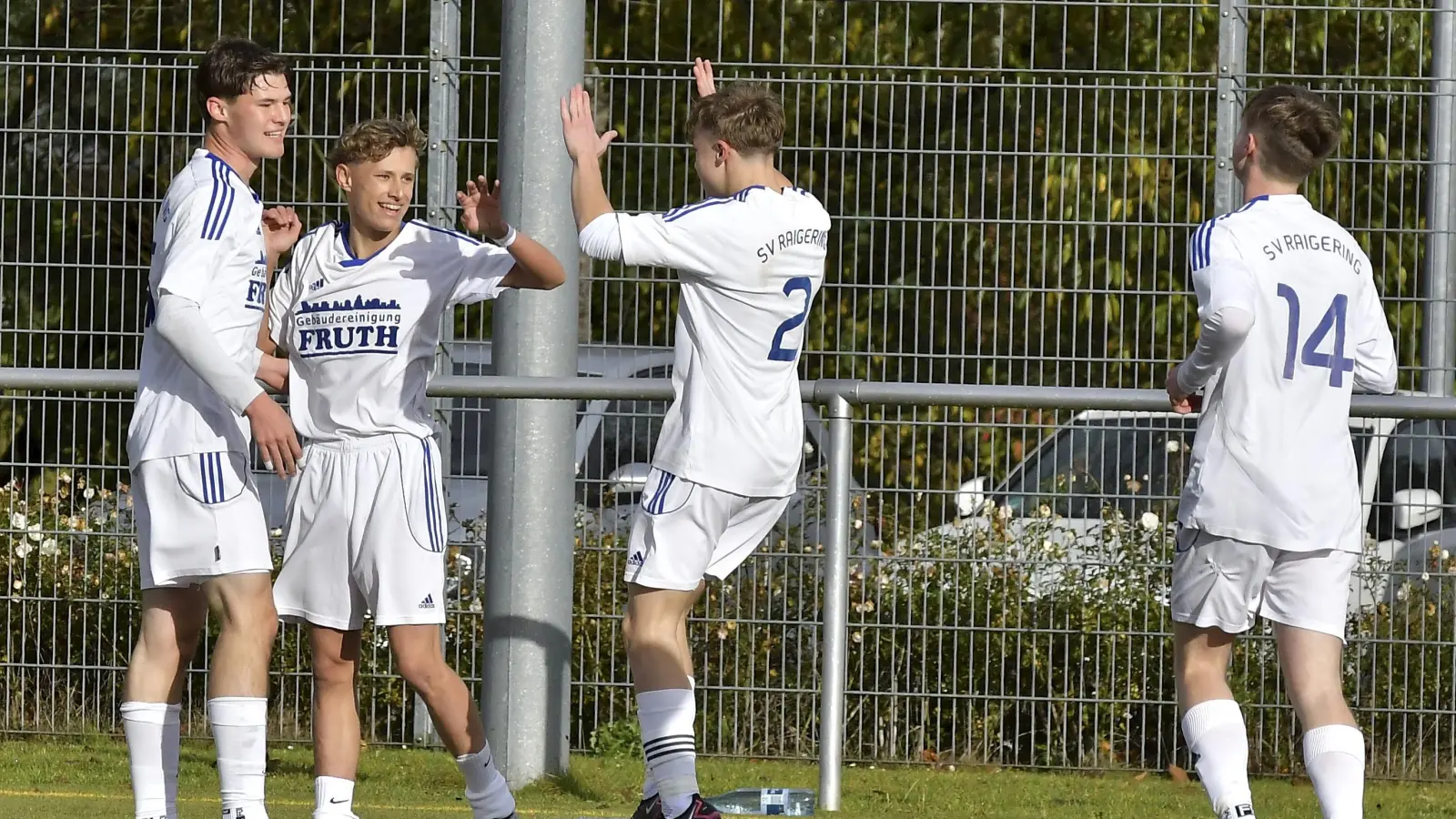 Eduard Baumbach (Zweiter von links, hier eine Szene aus einem früheren Spiel) ließ mit seinem Ausgleichstreffer in der Nachspielzeit die Raigeringer Landesliga-A-Junioren jubeln. (Archivbild: Hubert Ziegler)