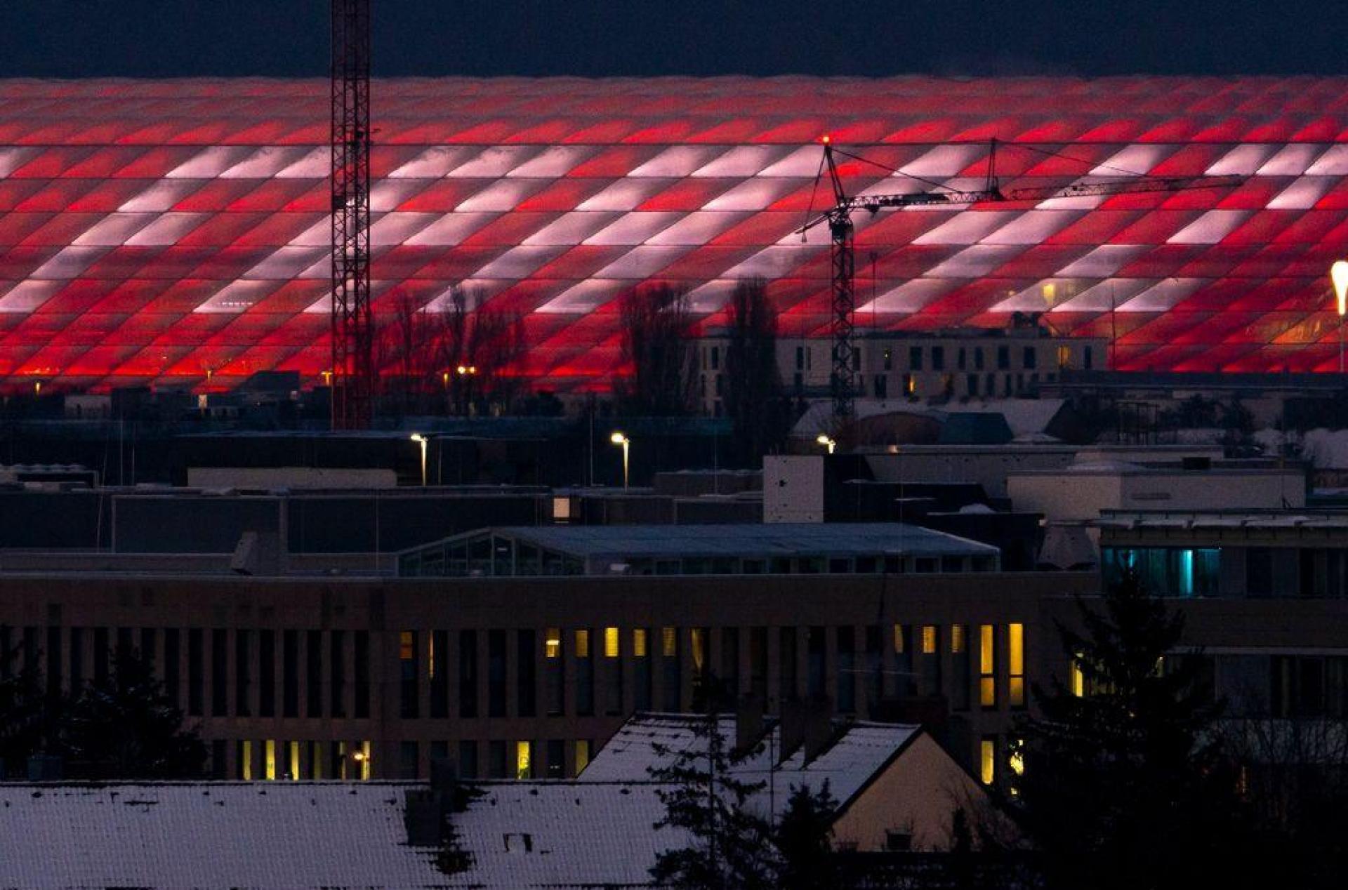 Der Schriftzug „Danke Franz“ ist auf der Außenhülle der Allianz Arena im Norden der bayerischen Landeshauptstadt zu lesen. (Bild: Peter Kneffel/dpa)