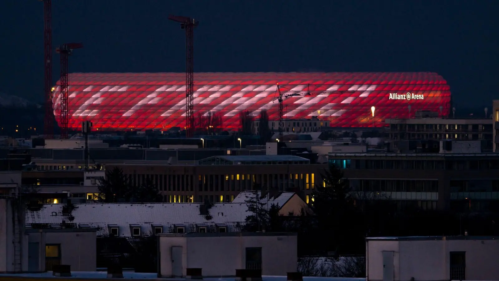 Der Schriftzug „Danke Franz“ ist auf der Außenhülle der Allianz Arena im Norden der bayerischen Landeshauptstadt zu lesen. (Bild: Peter Kneffel/dpa)